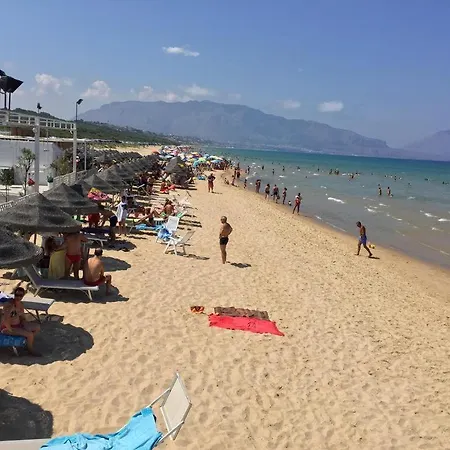 Giardini Del Golfo Al Mare * バレストラーテ